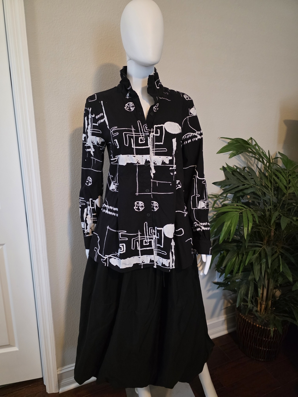 Dolcezza Black & White Structured Button Down Blouse with Wired Collar -Size M